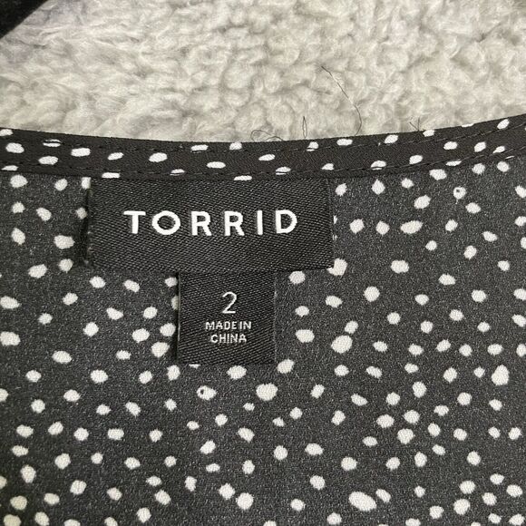 Torrid Plus Size 2/ 2X Black Polka Dot V-Neck Pintuck Button Front Georgette - Picture 5 of 12